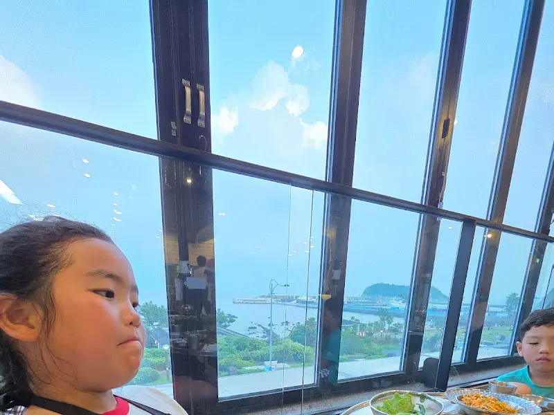 창밖으로 보이는 아름다운 바다 풍경