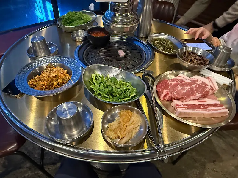 흑돼지 오겹살과 다양한 곁들임 메뉴