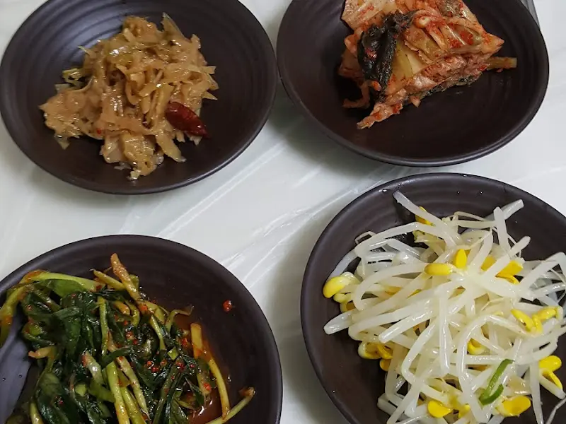 정갈하게 담긴 밑반찬