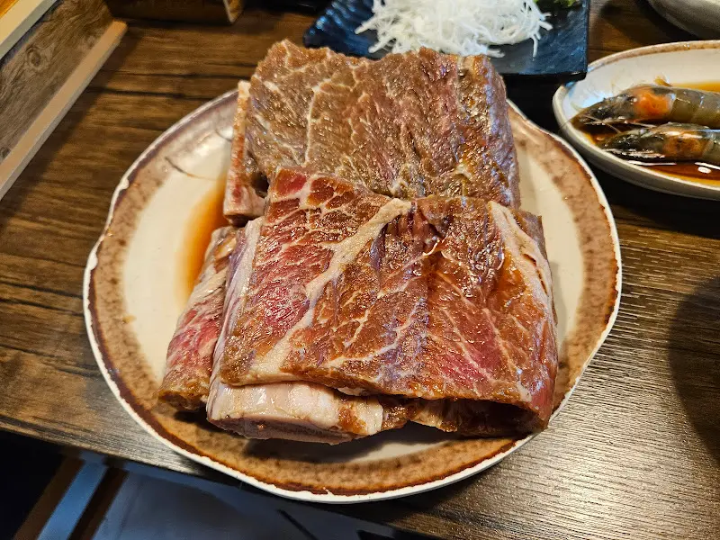 윤기가 흐르는 생갈비