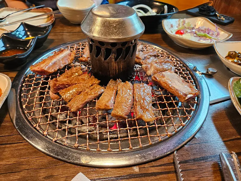 숯불 위에서 익어가는 갈비