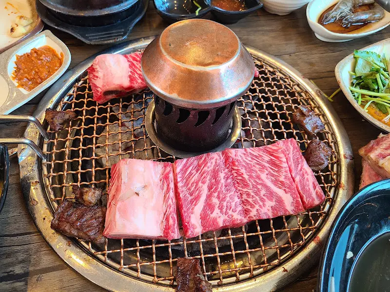 생갈비 굽는 모습