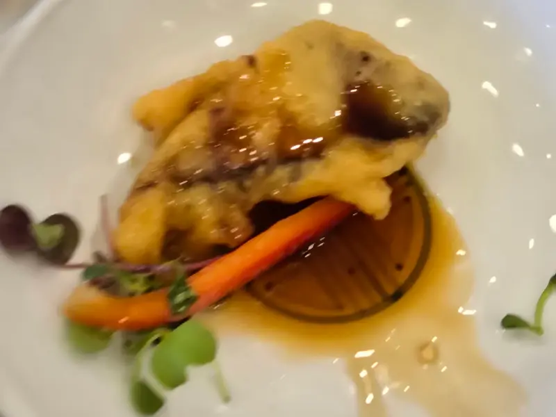 달콤한 소스가 뿌려진 가지 탕수