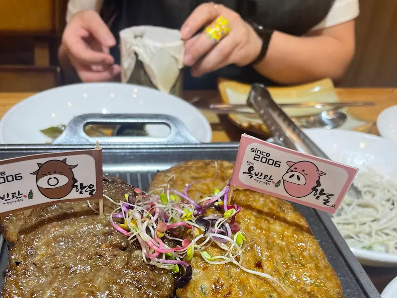 한상 가득 차려진 떡갈비 정식