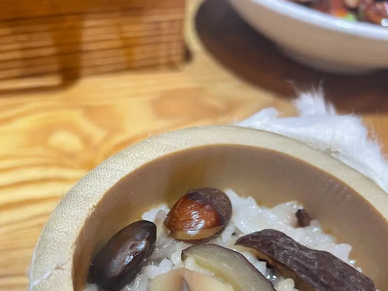 밤, 대추, 버섯 등이 올려진 대통밥