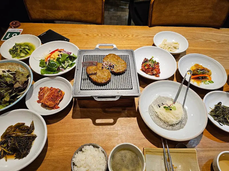 테이블 가득 차려진 떡갈비 정식