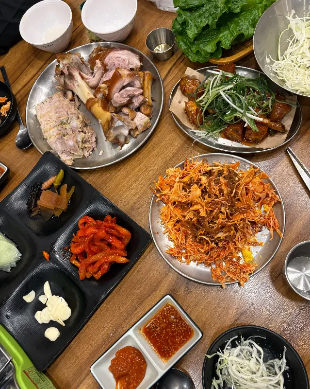 푸짐하게 차려진 족발 한 상 차림