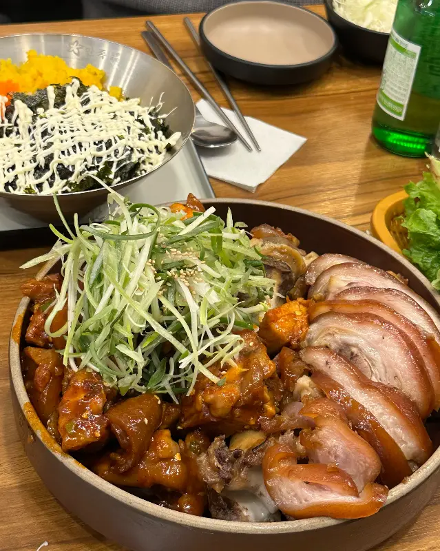 윤기가 흐르는 족발과 매콤한 불족발