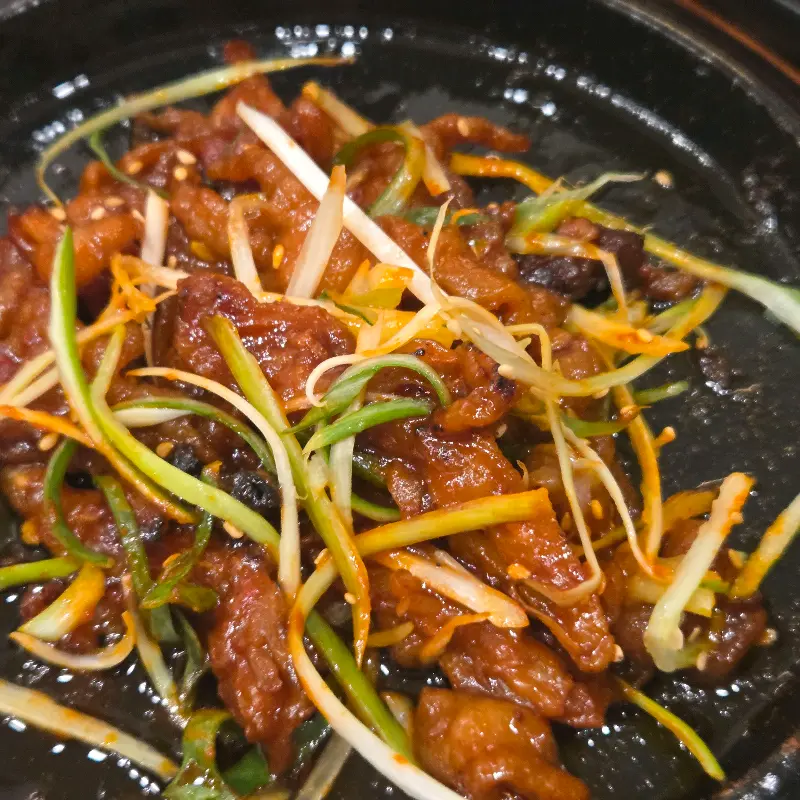 향긋한 쪽파가 올려진 불족발