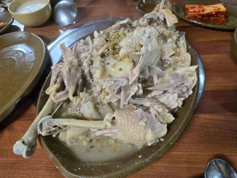 푸짐한 백숙 한 상 차림