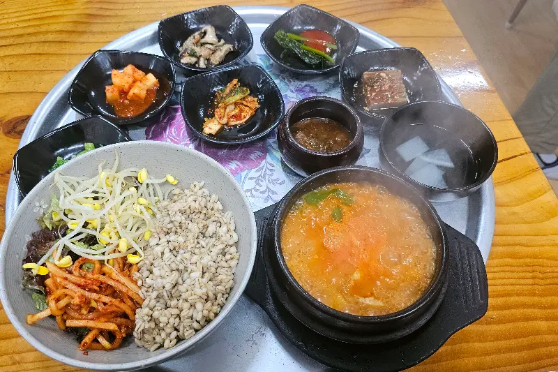 다채로운 채소가 올라간 보리밥