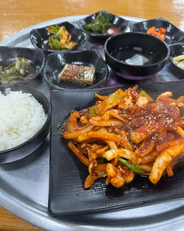 오징어볶음 한 상 차림