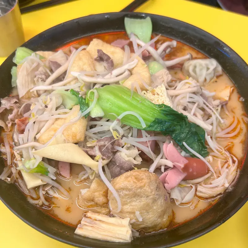 다양한 토핑이 들어간 마라탕