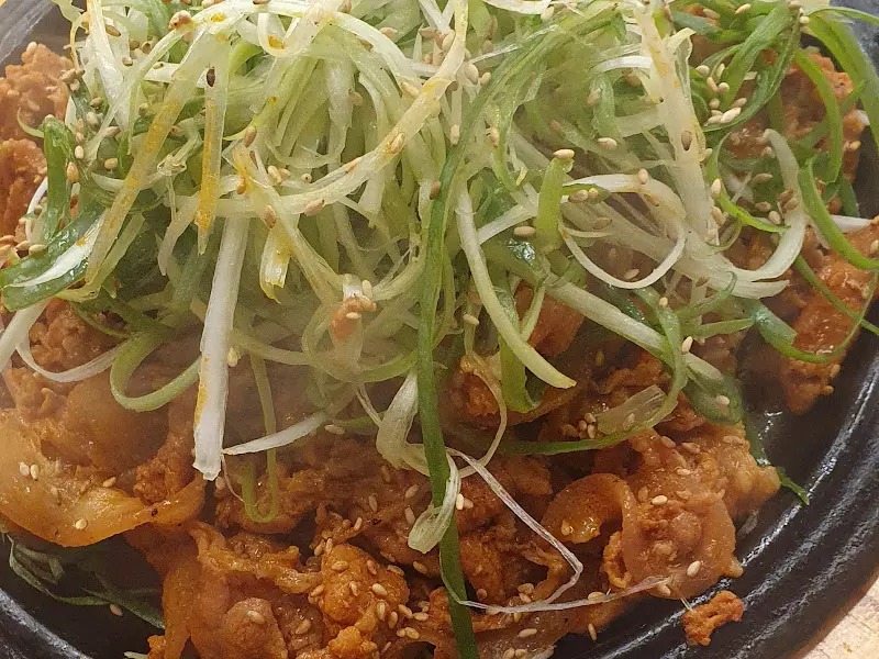 파채가 듬뿍 올려진 고추장 숯불구이