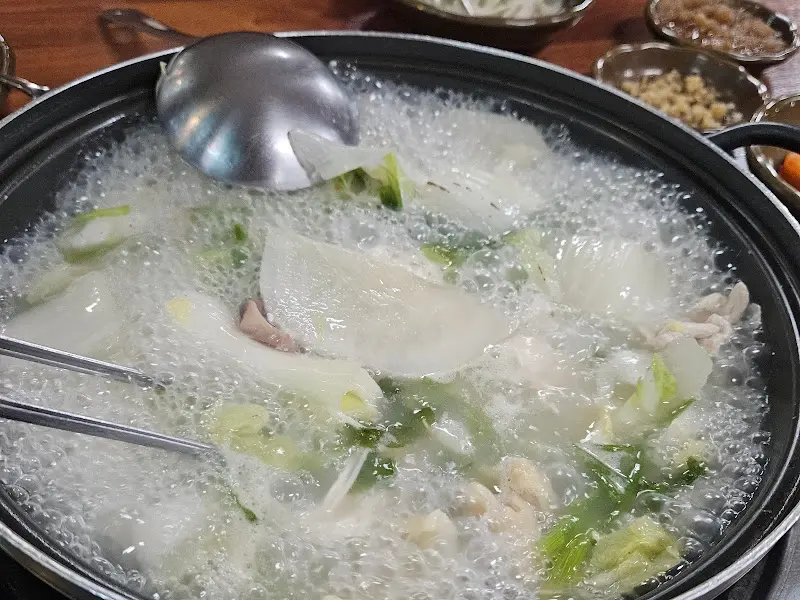 끓고 있는 닭 샤브샤브