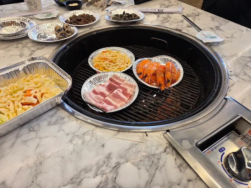 불판 위 조개, 새우, 고기