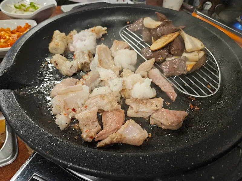 모듬 구이와 곁들임 반찬