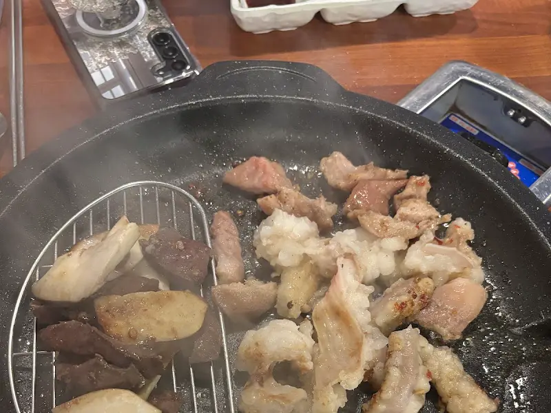 구워지고 있는 막창, 대창, 염통