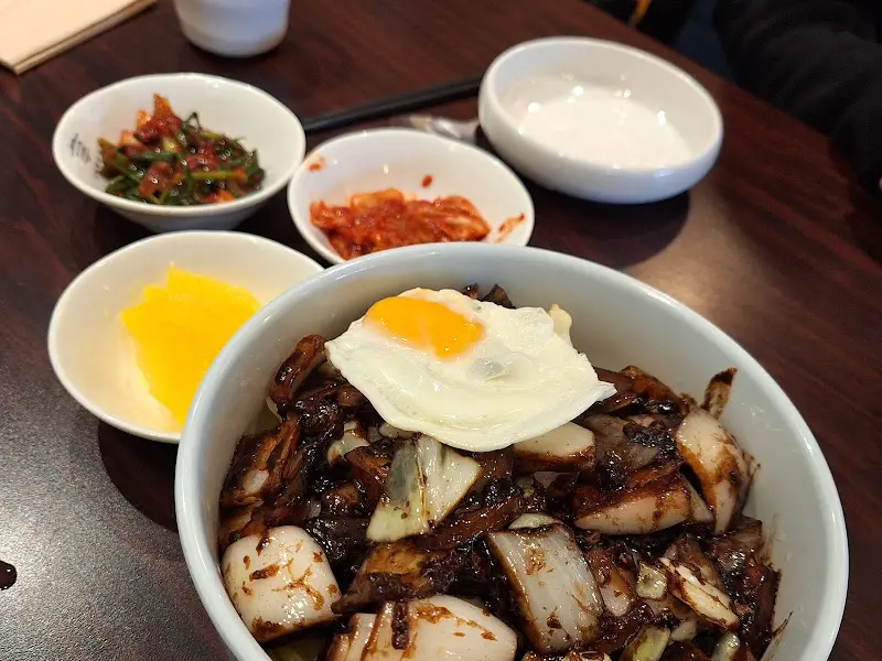 계란 후라이가 올라간 갓짜장