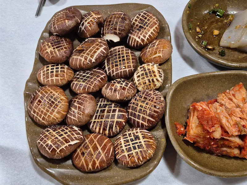 정갈하게 담겨 나온 밑반찬