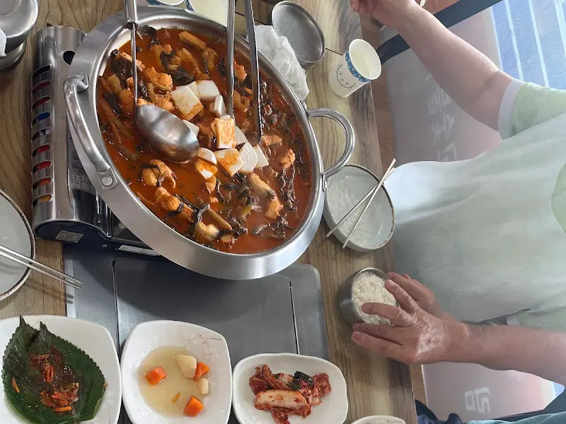 푸짐하게 차려진 밑반찬