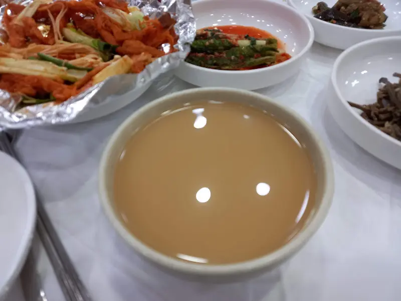 향긋한 더덕 향이 일품인 더덕동동주