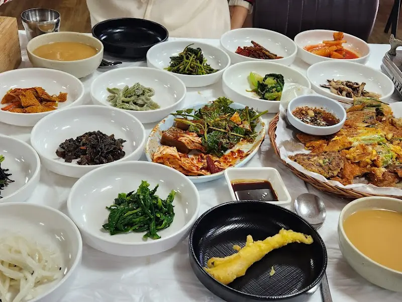 정갈하게 담겨 나온 다양한 밑반찬들