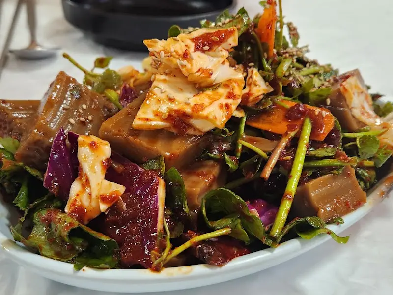 싱싱한 야채와 묵의 조화가 돋보이는 묵무침