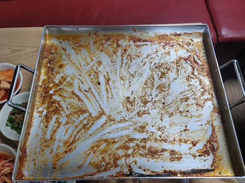 깨끗하게 비워진 철판