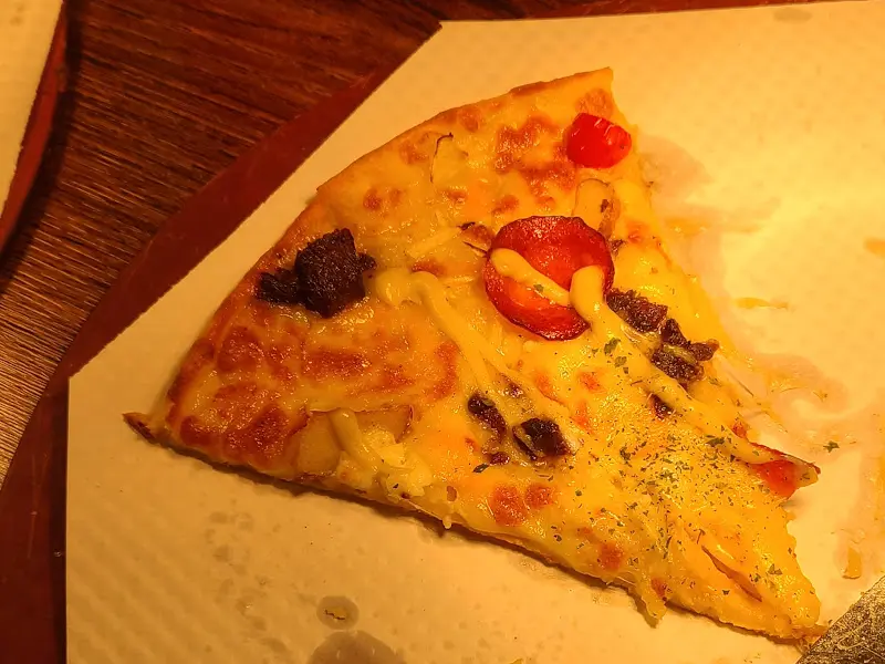 갓 구워져 나온 피자 한 조각