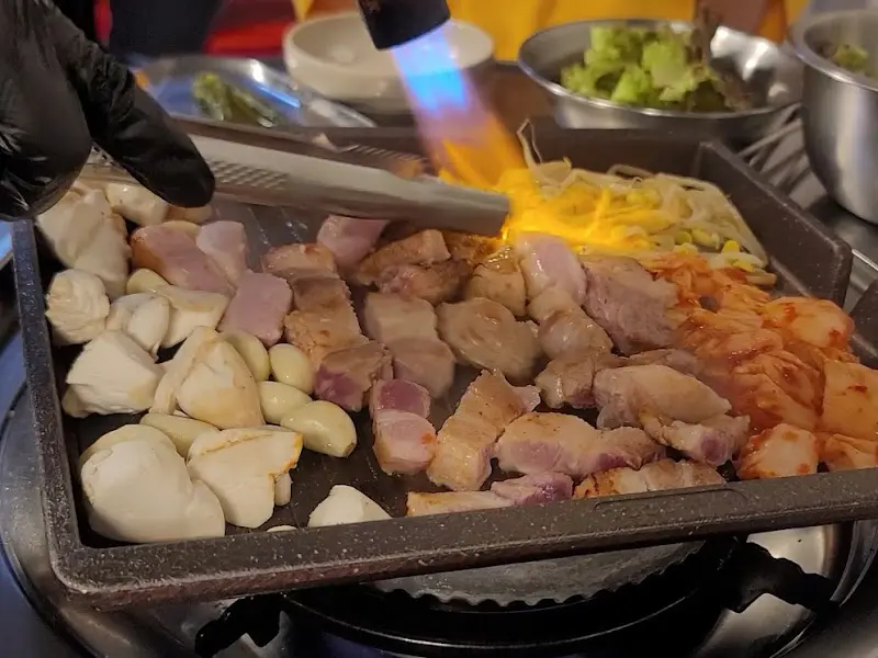 토치로 고기 굽는 모습