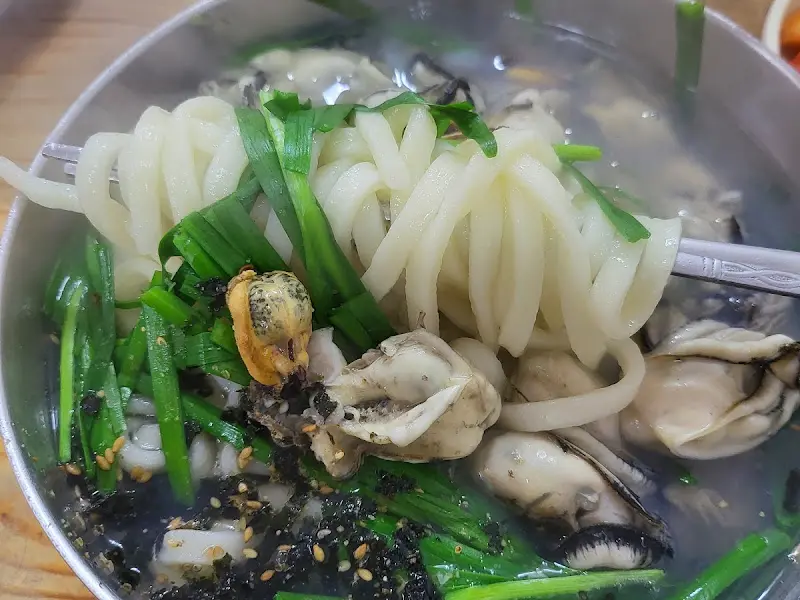 탱글탱글한 면발과 싱싱한 굴