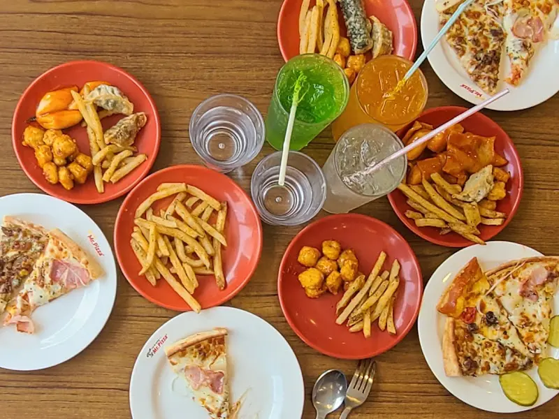 테이블 가득 차려진 음식들