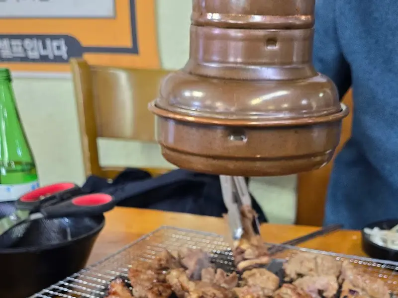 숯불 위에서 익어가는 돼지갈비