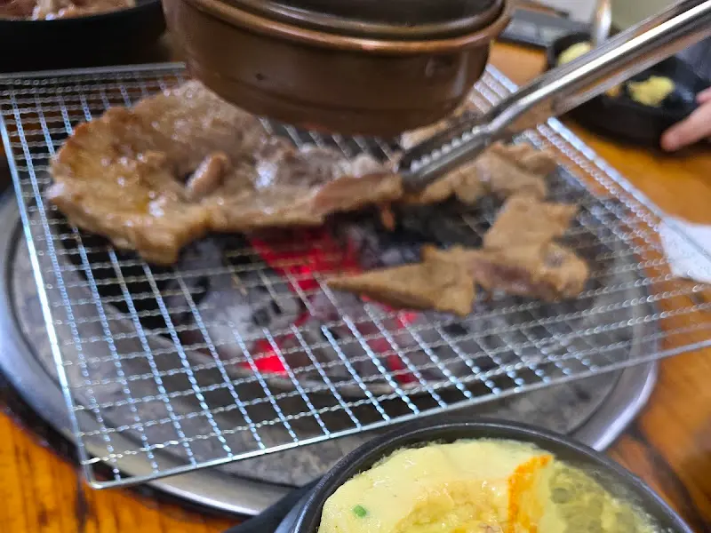돼지갈비 굽는 모습