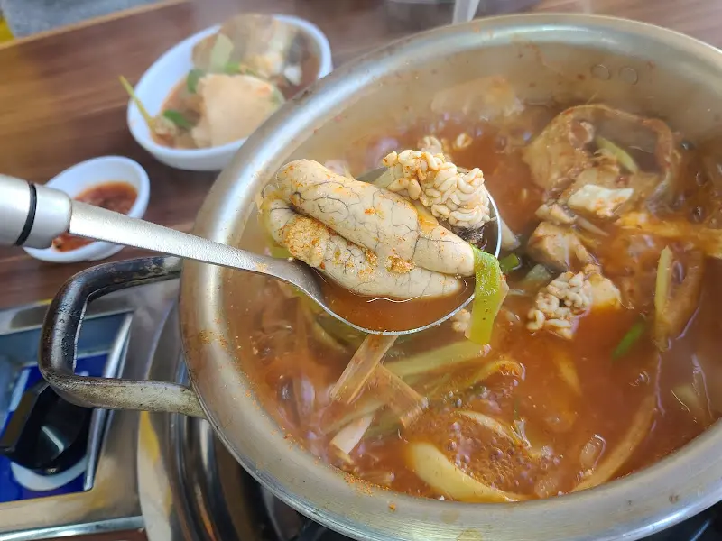 푸짐한 알과 곤이가 듬뿍 들어간 동태탕