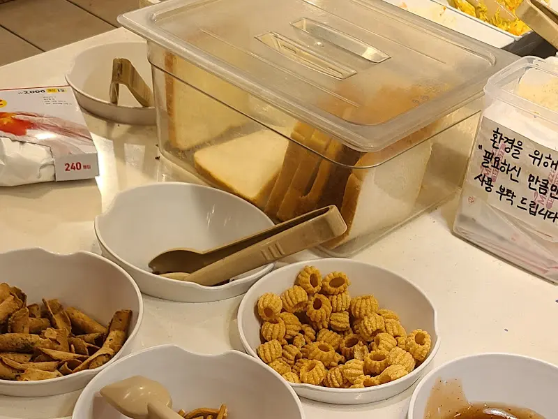 다양한 샐러드바 메뉴