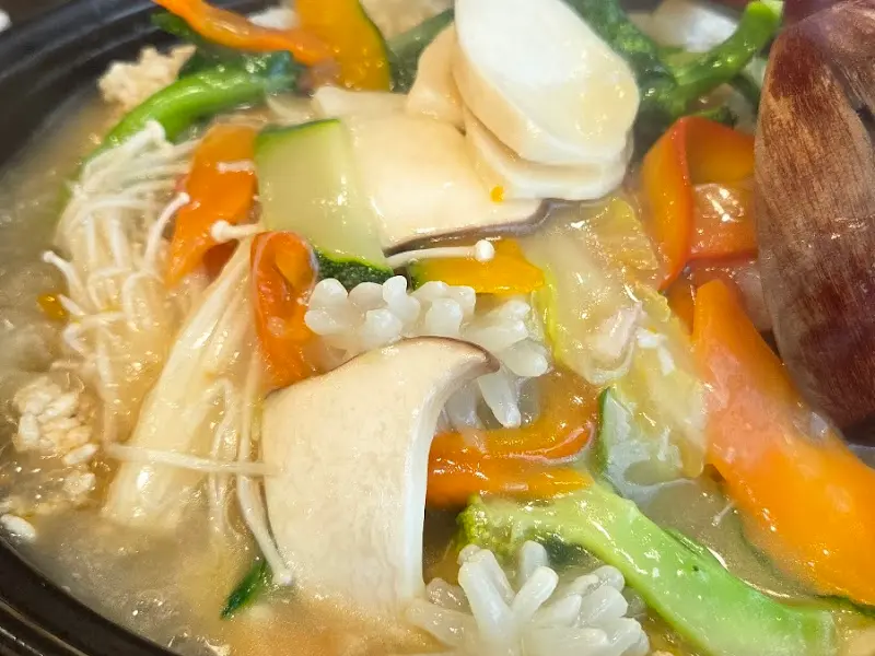 해산물과 채소가 듬뿍 들어간 해물 누룽지탕