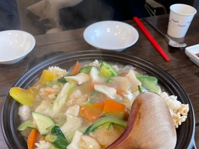 해물 누룽지탕을 덜어먹을 수 있도록 준비된 그릇과 식기