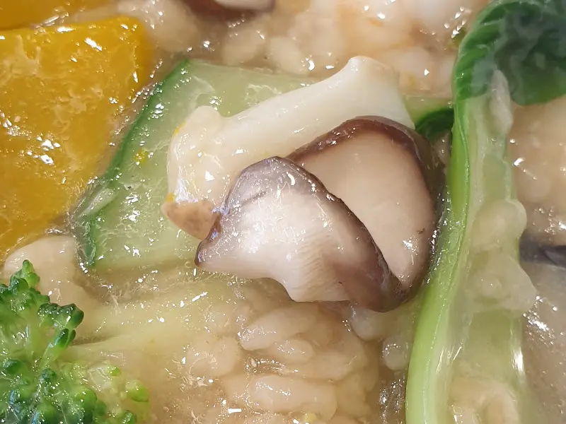 해물 누룽지탕에 들어간 표고버섯 클로즈업