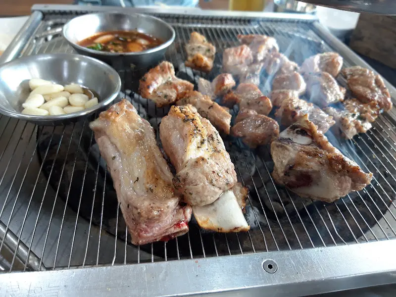 숯불 위에 구워지는 갈비