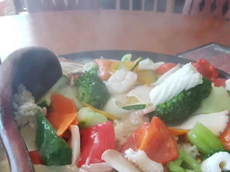 해물 누룽지탕 속 브로콜리, 오징어 등 신선한 해산물과 채소