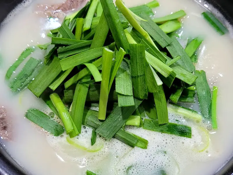 신선한 부추가 듬뿍 올려진 돼지국밥