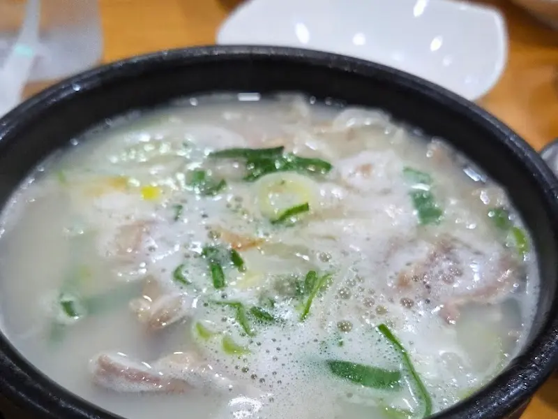 뽀얀 국물과 푸짐한 고기가 인상적인 돼지국밥