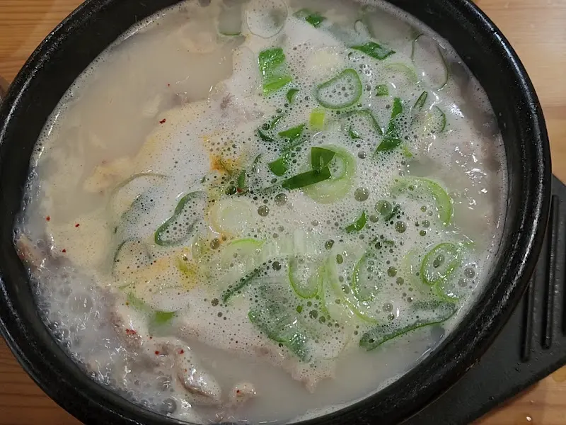 뽀얀 국물 위로 송송 썰린 파가 올려진 돼지국밥