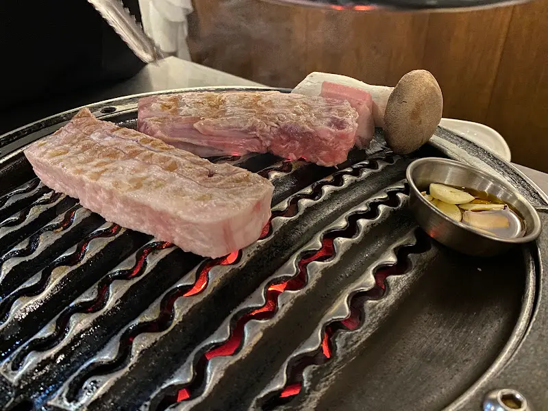 숯불 위에서 익어가는 목살