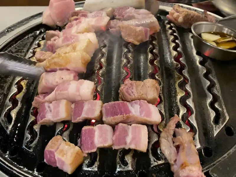 숯불 위에서 맛있게 익어가는 삼겹살