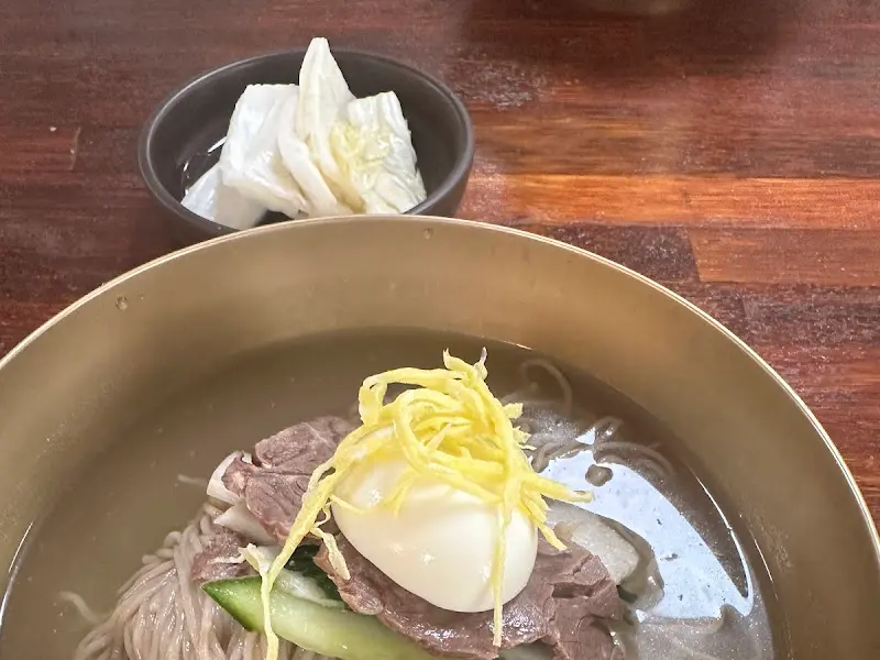 정갈하게 담긴 냉면과 무김치