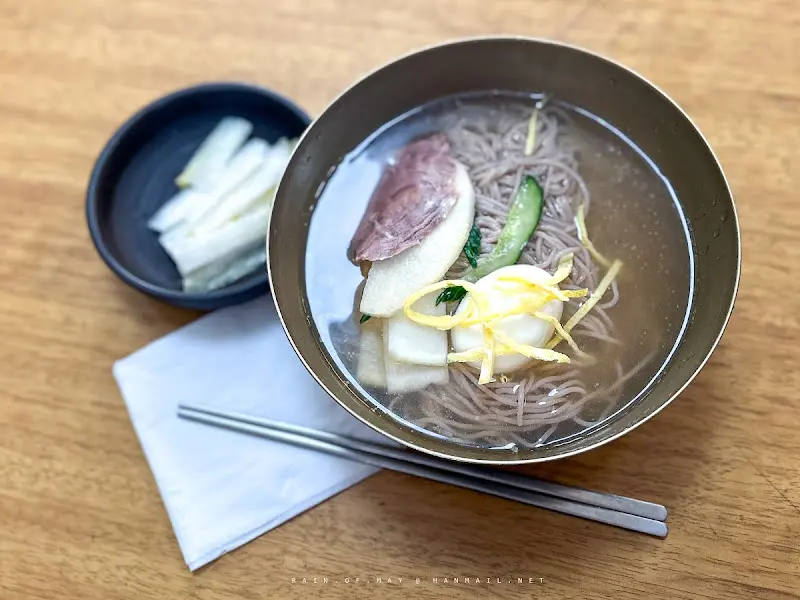 테이블 위에 놓인 냉면 한 그릇