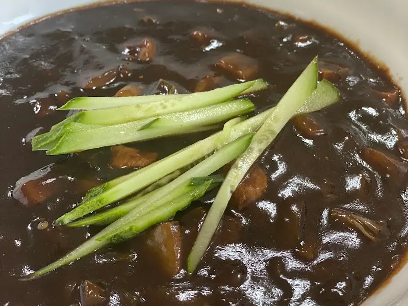 윤기가 자르르 흐르는 짜장면